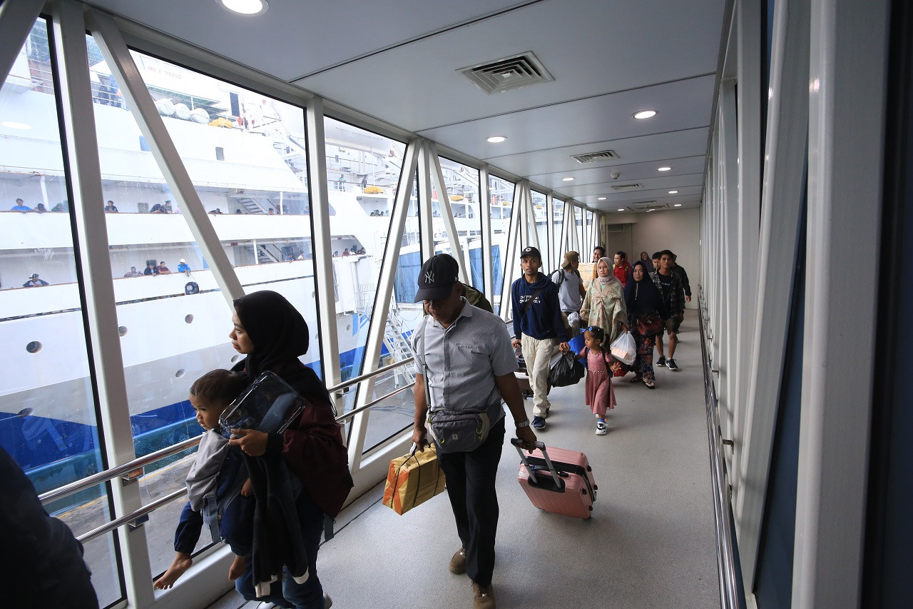 Pemudik saat menggunakan moda transportasi kapal. (Foto: dok Pelindo Regional 3 for jatimnow.com)
