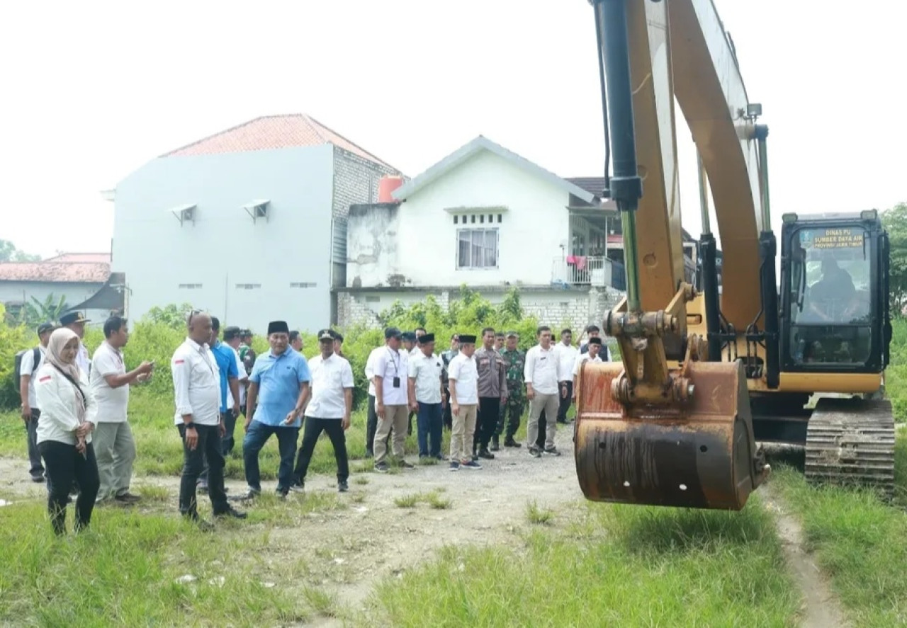 Excavator dipersiapkan untuk pengerukan Sungai Tunjung Bangkalan. (Foto: Fathor Rahman/jatimnow.com)