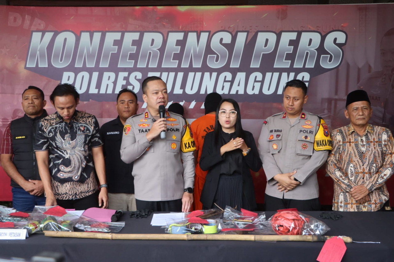 Polisi saat merilis kasus ledakan petasan di Tulungagung. (Foto: Bramanta Pamungkas/jatimnow.com)
