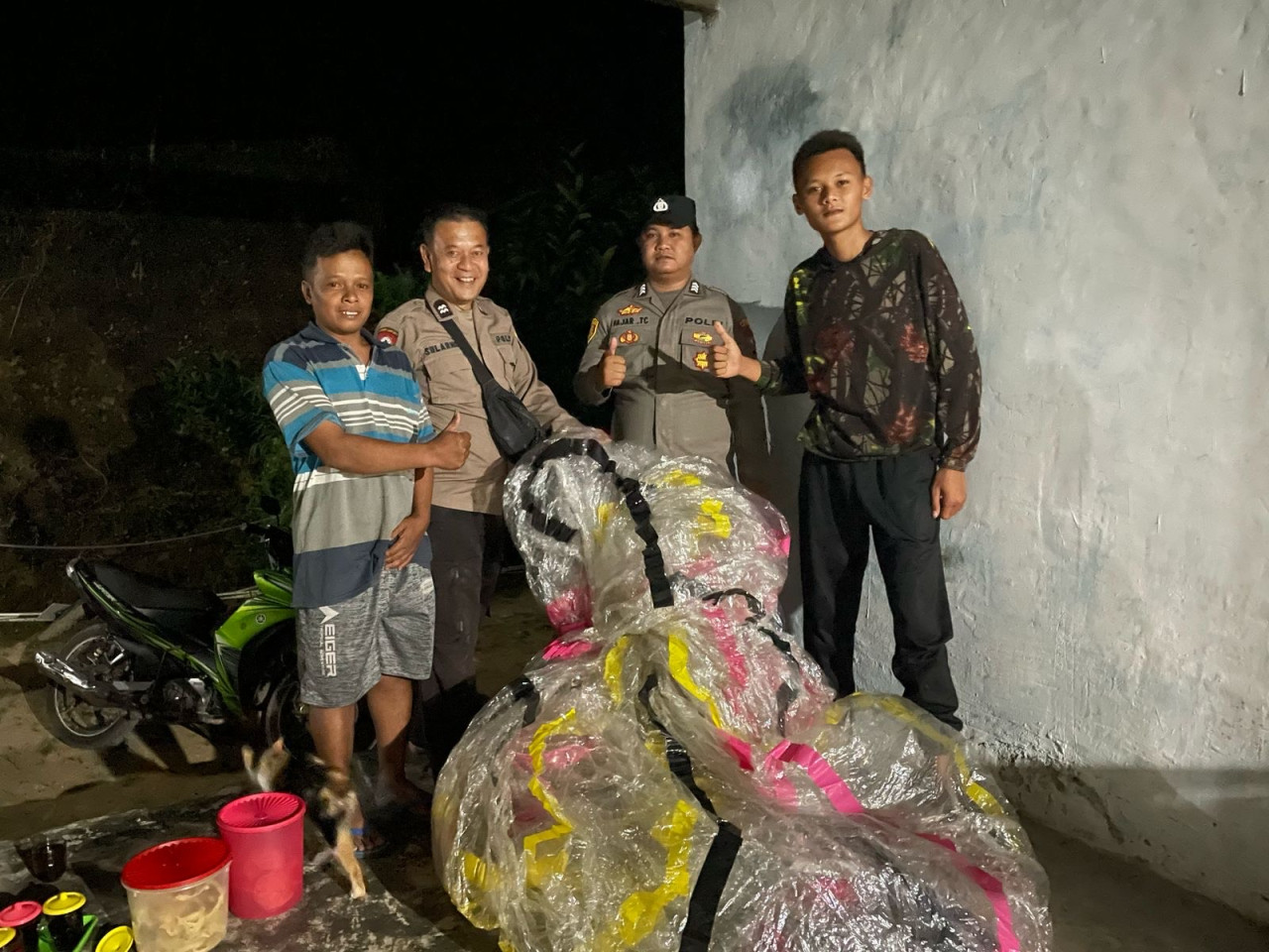 Polisi saat menyelidiki jatuhnya balon udara di Pacitan. (Foto: