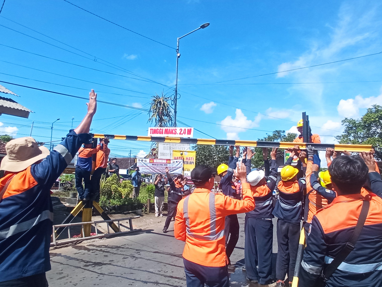KAI Daop 9 Jember pasang portal di perlintasan Jalan Rasamala. (Foto: Sugianto/jatimnow.com)