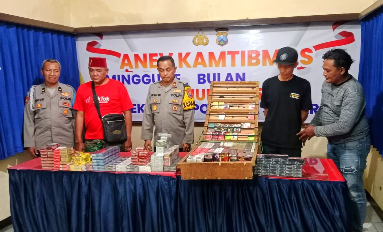 Puluhan slop rokok tanpa cukai berhasil diamankan Polsek Krian. (Foto: Ahaddiini HM/jatimnow.com).