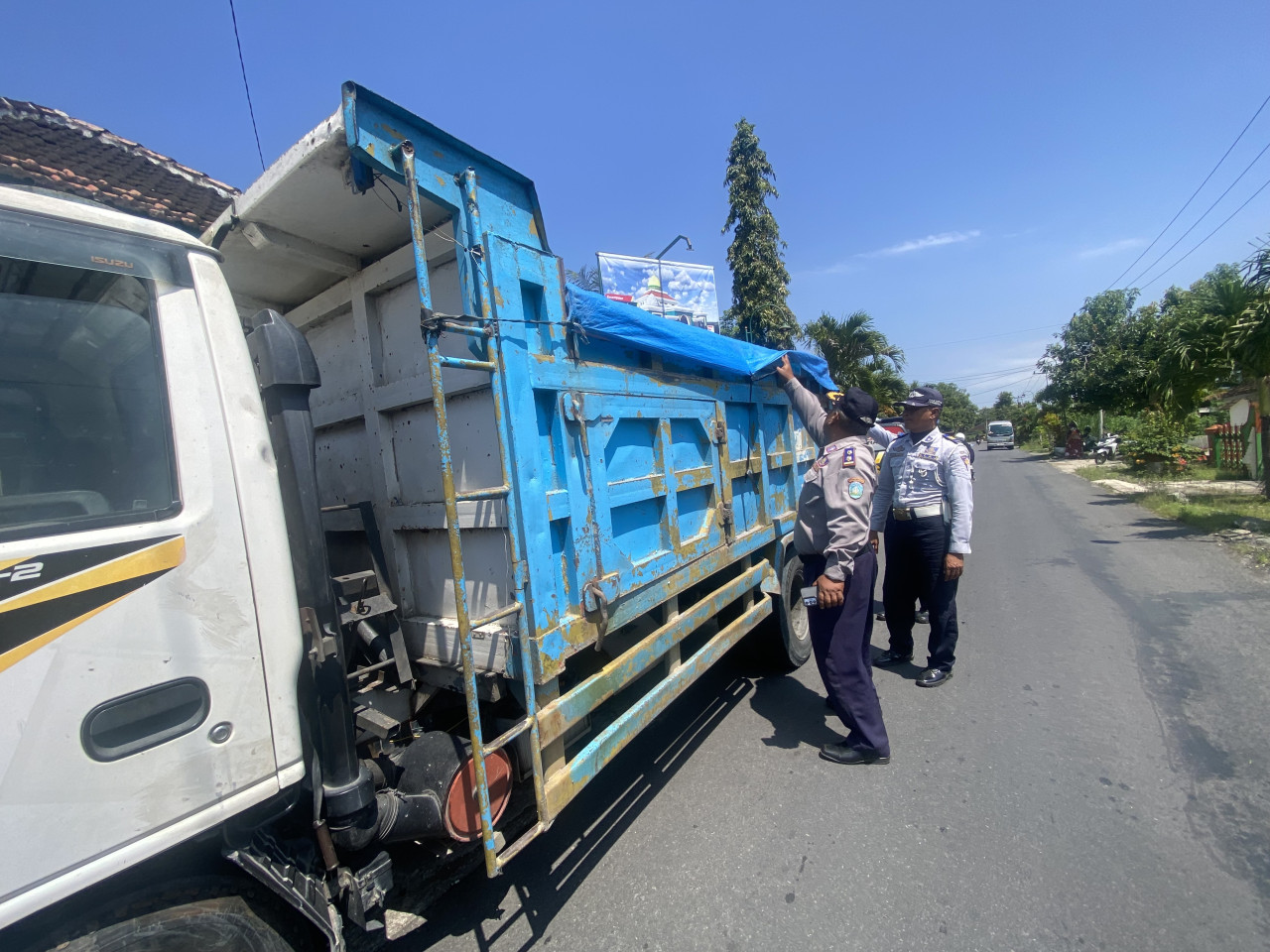 Razia truk ODOL di Ponorogo. (Foto: Ahmad Fauzani/jatimnow.com)