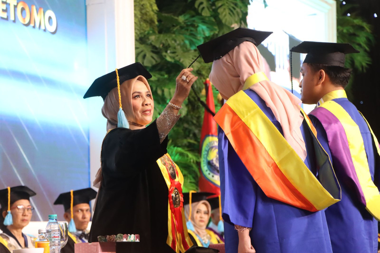 Rektor Unitomo Surabaya mengukuhkan wisudawan secara simbolis. (Foto: Unitomo for jatimnow.com)