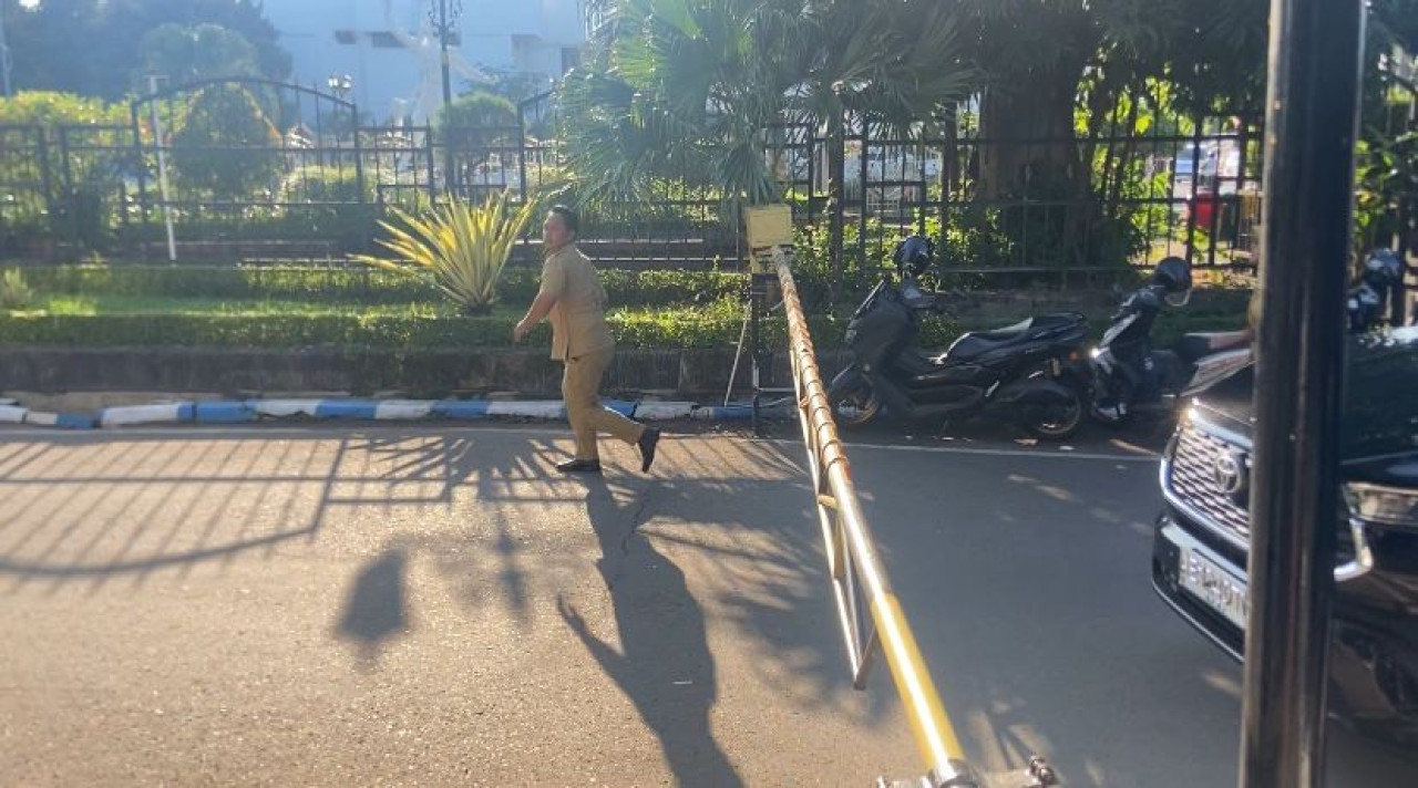 Salah satu ASN Pemkab Ponorogo saat terlambat ikuti apel. (Foto: Ahmad Fauzani/jatimnow.com)