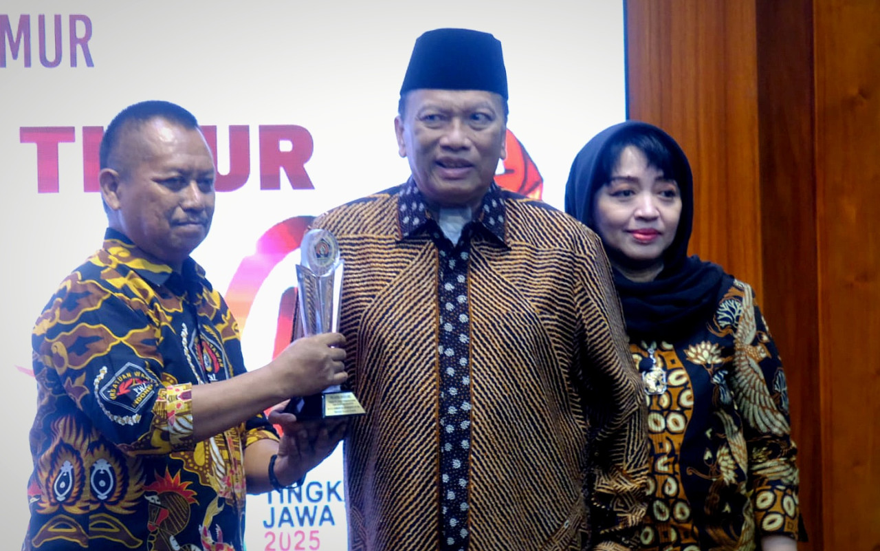 Dr. Ir. H. Sambari Halim Radianto, ST, MSi dan istri saat menerima penghargaan pada puncak peringatan Hari Pers Nasional (HPN) Jawa Timur 2025 di Gedung Negara Grahadi, Surabaya. (Foto: Dok. PWI Jatim).