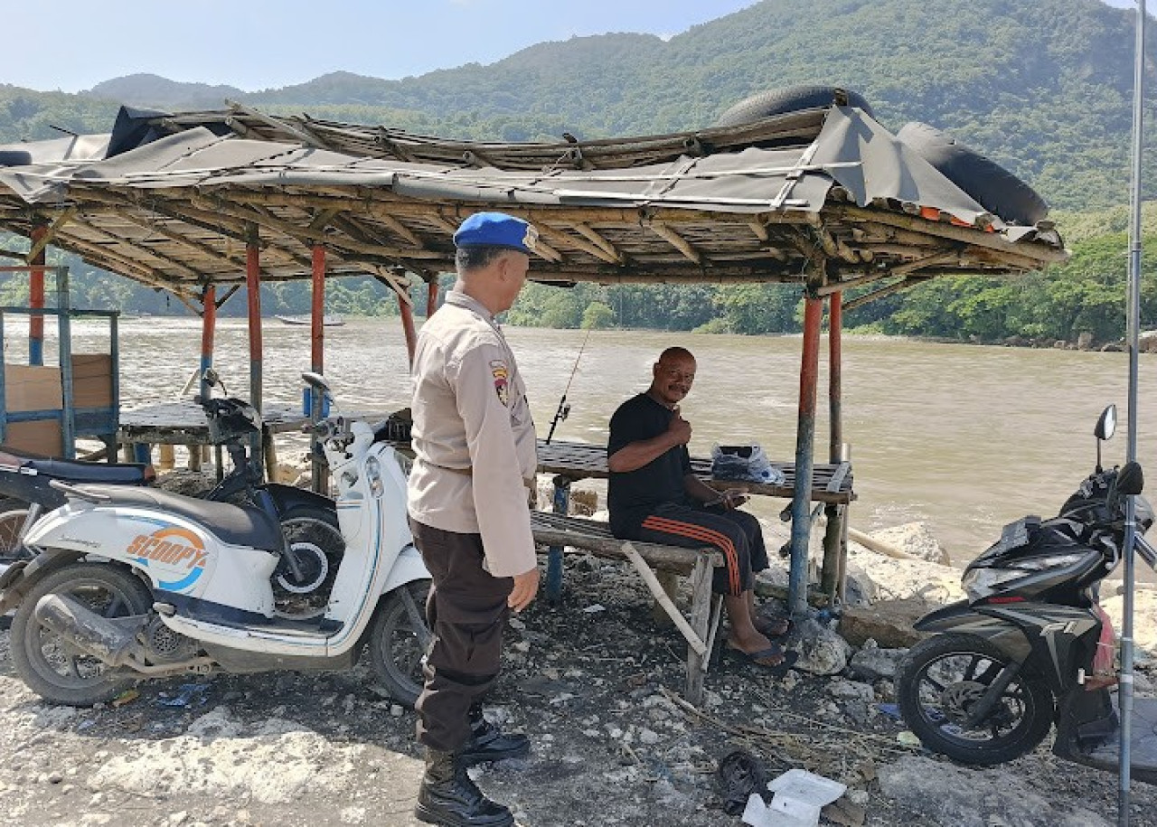 Petugas siaga di tepi pantai di libur Hari Raya Idul Fitri 1446 Hijriyah. (Foto: Humas Polres Jember) 