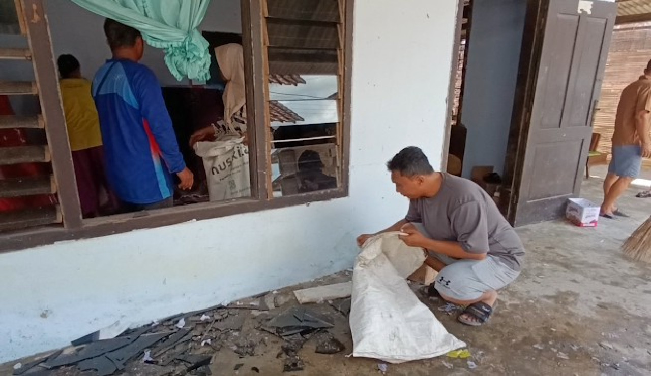 Rumah korban yang kejatuhan petasan di Tulungagung. (Foto: Bramanta Pamungkas/jatimnow.com)