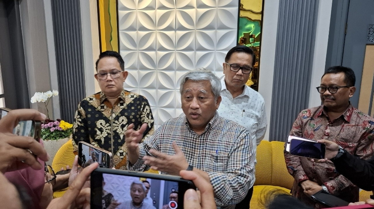 Prof Nuh (tengah) dan Sekdaprov Jatim Adhy Karyono (kiri) saat menyampaikan rencana pembentukan pansel (foto: Ni'am Kurniawan/jatimnow.com)