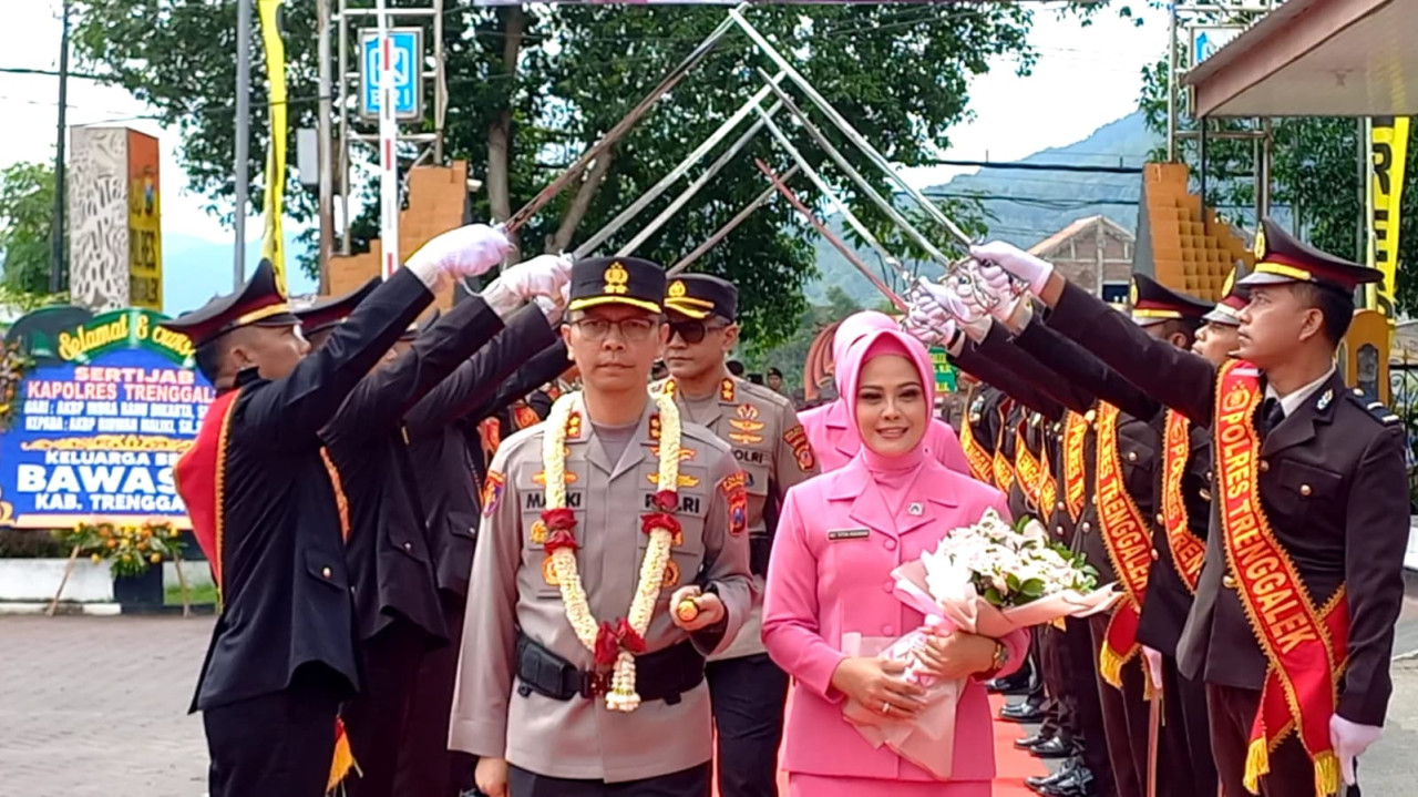Prosesi pedang pora pergantian Kapolres Trenggalek. (Foto: Bramanta Pamungkas/jatimnow.com)