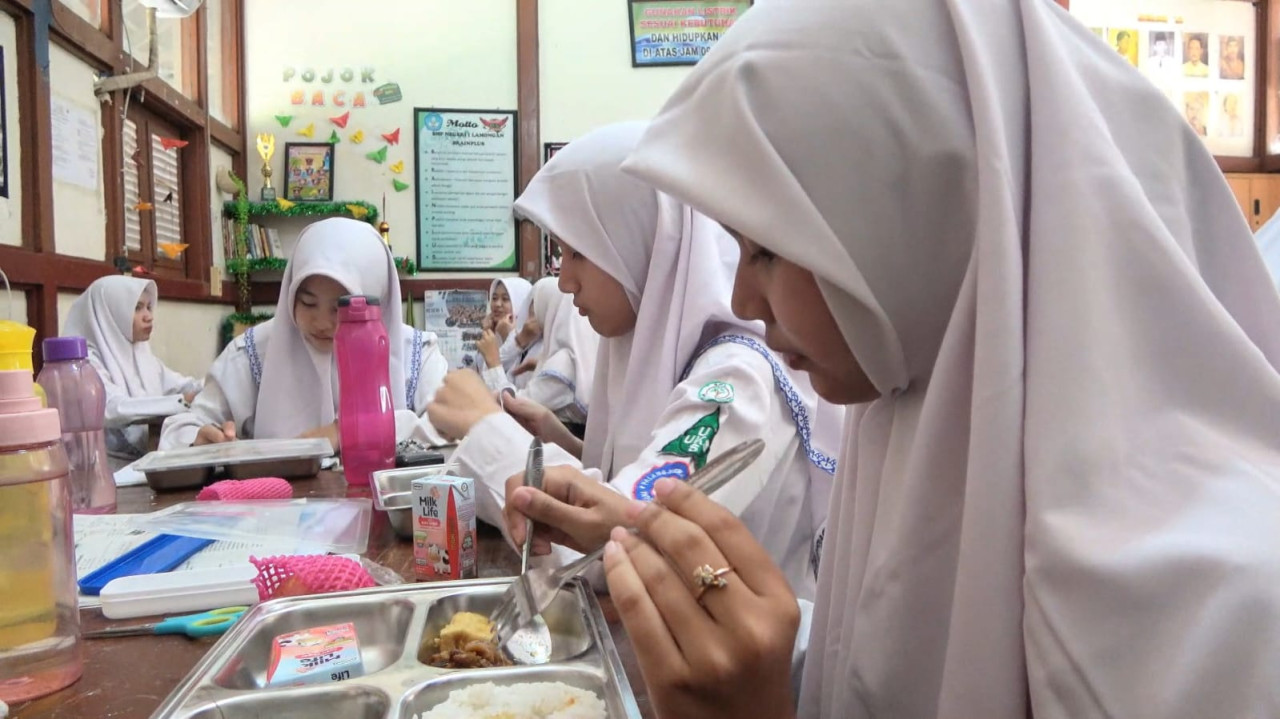 Siswa SMPN 1 Lamongan saat menyantap olahan MBG. (Foto : Adyad Ammy Iffansah/jatimnow.com)