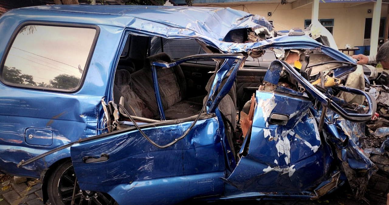 Kondisi mobil Isuzu Panther setelah bertabrakan. (Tangkapan layar video warga)