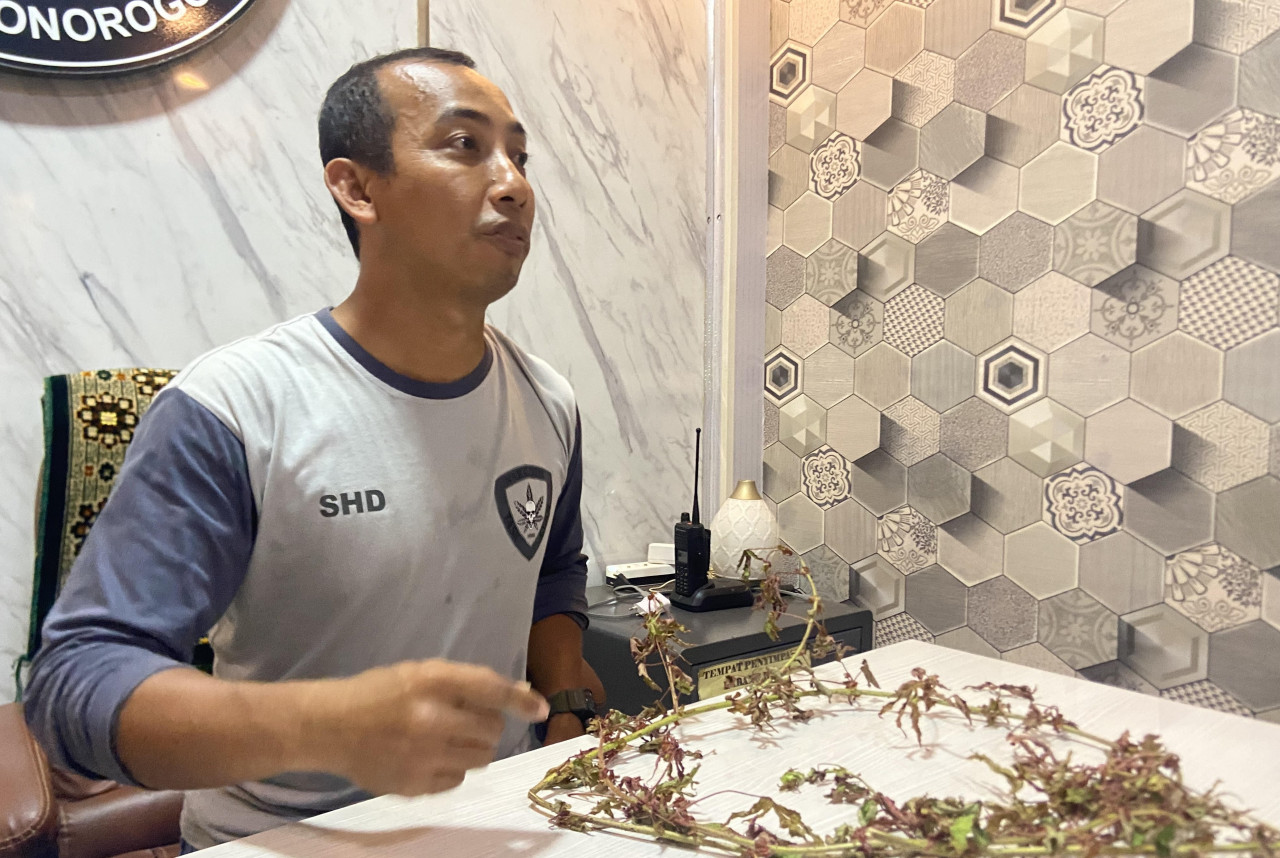 Kasatresnarkoba Polres Ponorogo, Iptu Moh Mustofa Sahid, saat memberikan keterangan pada wartawan. (Foto: Ahmad Fauzani/jatimnow.com)