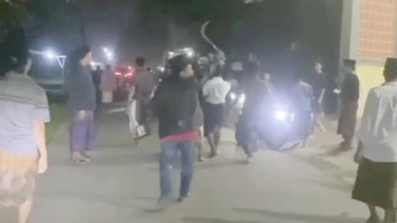 Pertikaian antar warga di Bangkalan. (Foto: Tangkapan layar/jatimnow.com)