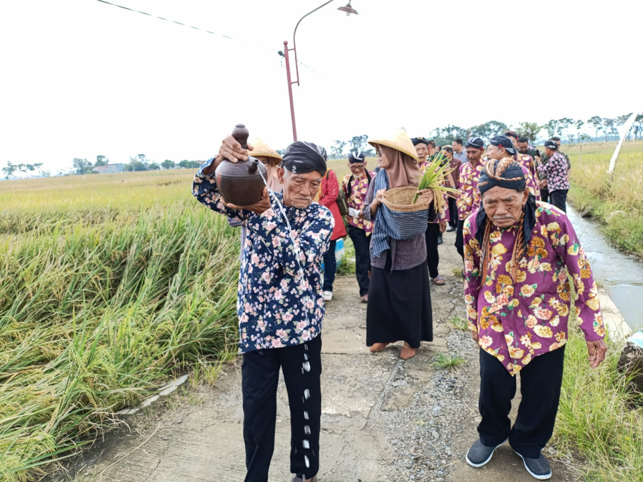 Prosesi upacara tradisi miwiti panen di Tulungagung. (Foto: Bramanta Pamungkas/jatimnow.com)