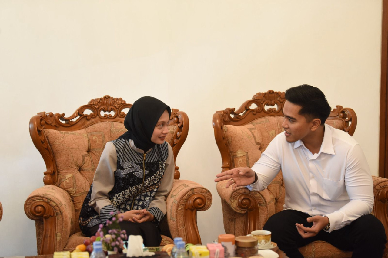 Mbak Vinanda bicara dengan Kaesang. (Foto: Pemkot Kediri/jatimnow.com)