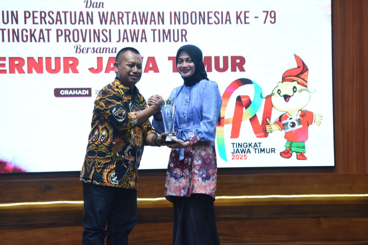 Wali Kota Kediri Vinanda Prameswati saat menerima penghargaan dari PWI Jatim. (Foto: Yanuar/jatimnow.com)