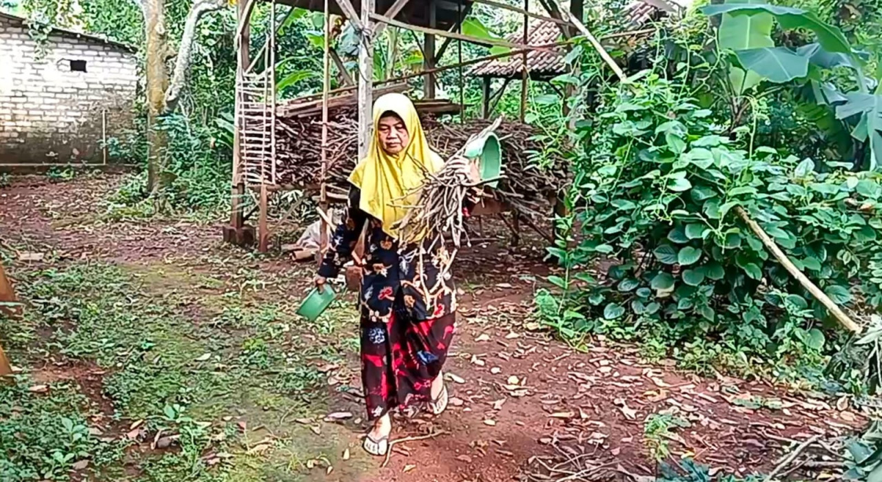 LPG Langka, Warga Bangkalan Masak Pakai Kayu Bakar