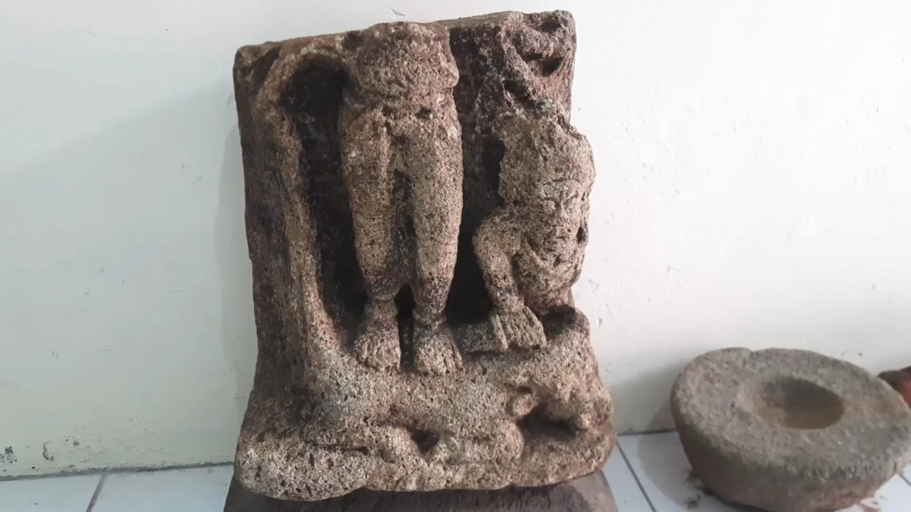 Potongan arca Durga Mahesa Sura Mardhini yang disebut dibawa mantan Kapolres Trenggalek. (Foto: Bramanta Pamungkas/jatimnow.com)