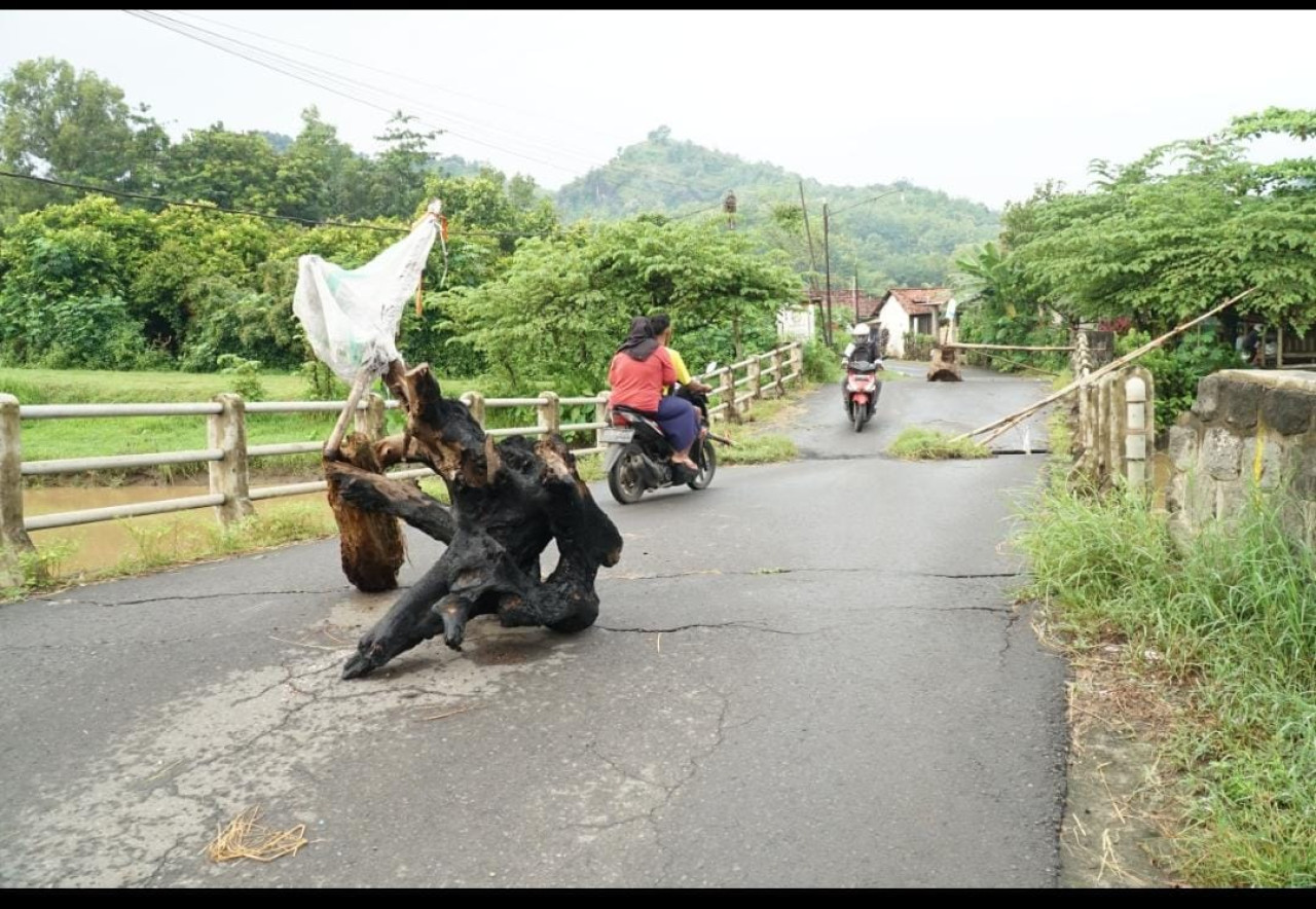 Kondisi jembatan Junjung yang masih dilewati warga. (Foto: Bramanta Pamungkas/jatimnow.com)