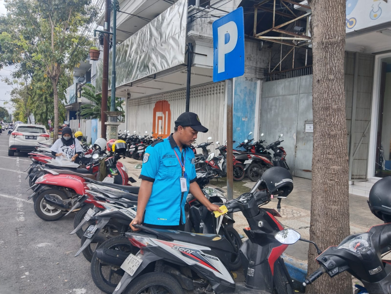 Petugas parkir di Tulungagung. (Foto: Bramanta Pamungkas/jatimnow.com)