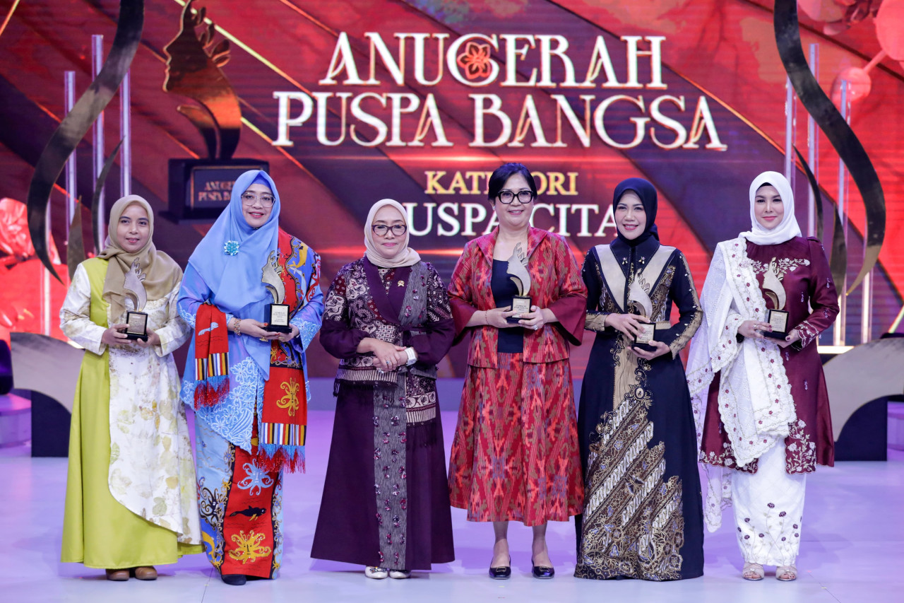 Ghyta Eka Puspita, istri Bupati Jember Muhammad Fawait (nomot 2 dari kanan). (Foto: ist)