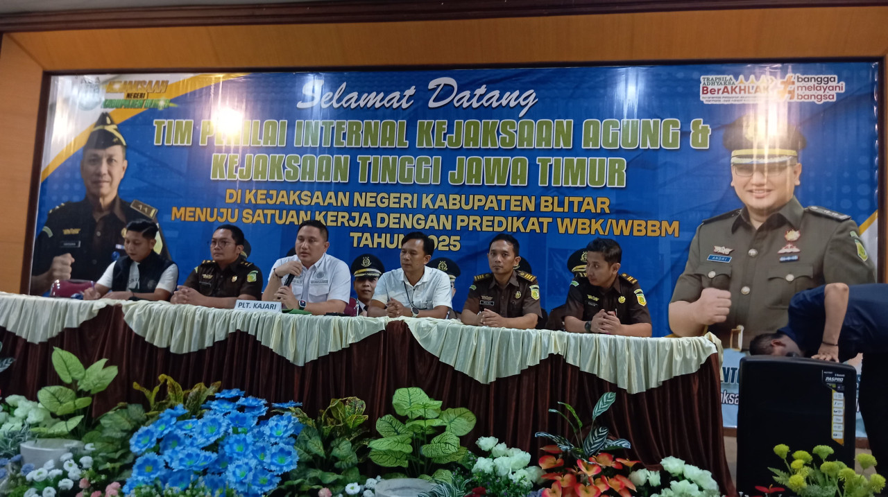 Plt Kajari Kabupaten Blitar, Andrianto Budi Santoso saat menyampaikan hasil penyidikan. (Foto: Bramanta Pamungkas/jatimnow.com)