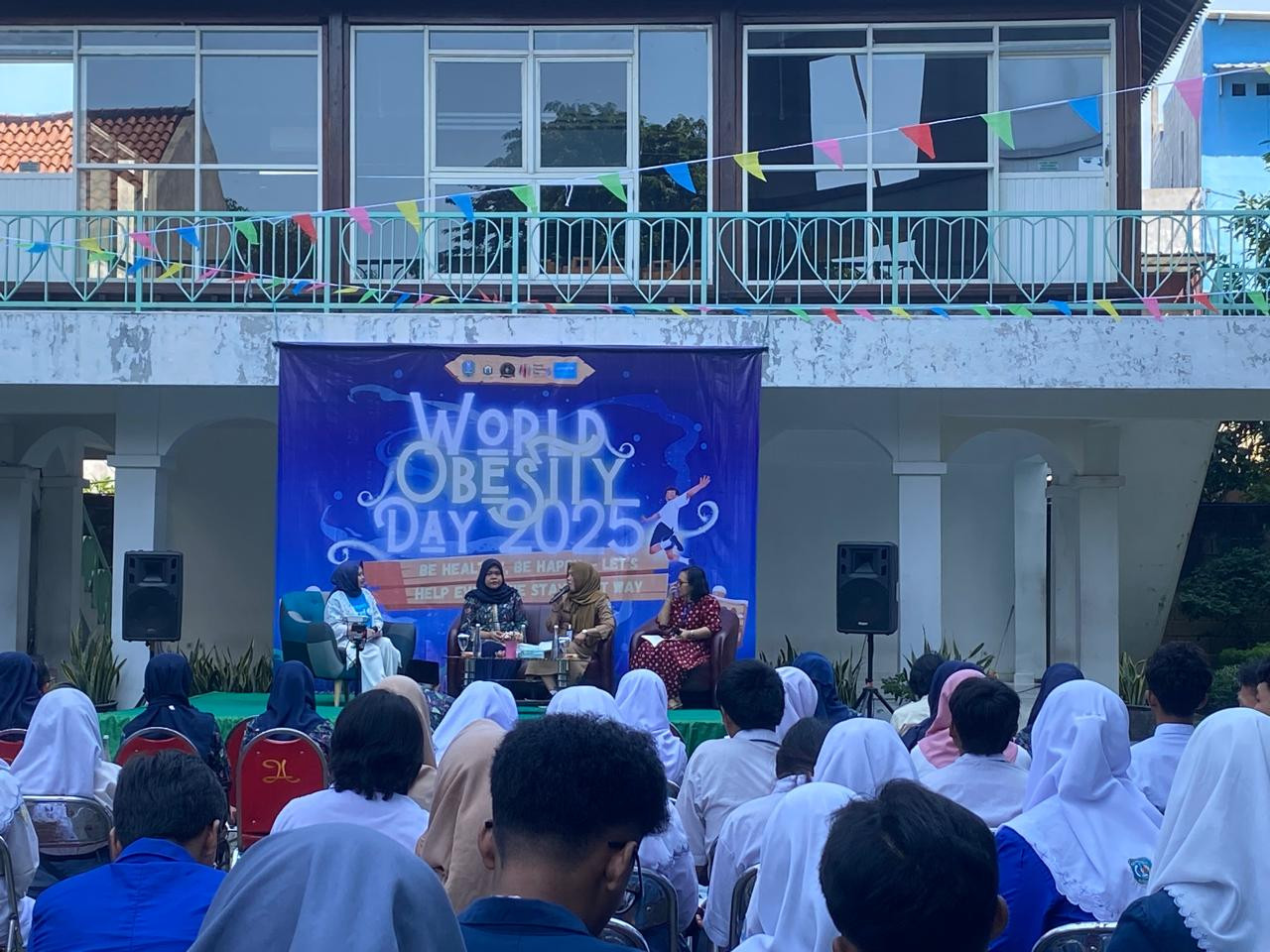 Kampanye publik Unesa dan Unusa di halaman Unusa Tower Kampus B, Surabaya. (Foto: Aan Haryono/jatimnow.com)