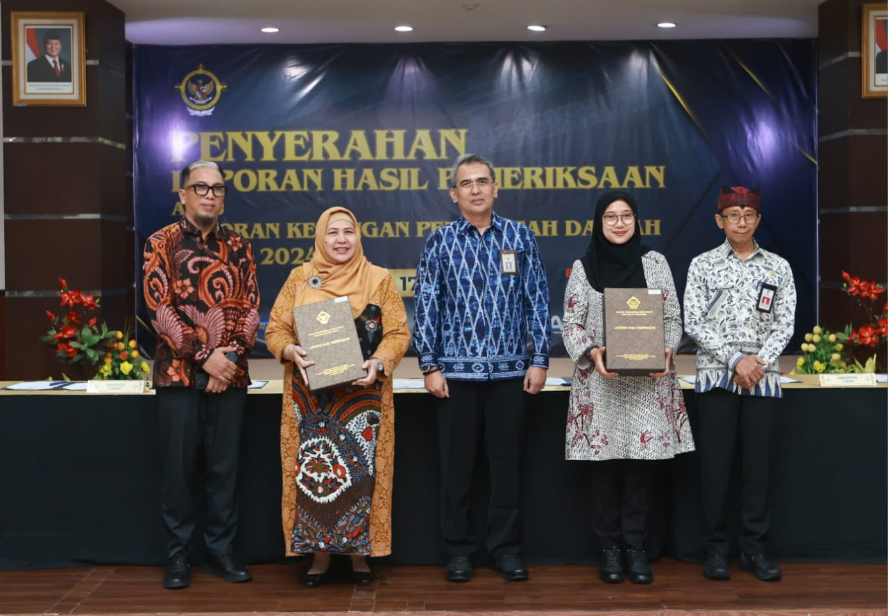 Bupati Banyuwangi Ipuk Fiestiandani usai menerima Laporan Hasil Pemerikasaan (LHP) dari Kepala Perwakilan BPK RI Provinsi Jawa Timur, Yuan Candra Djaisin. (Foto: Kominfo Pemkab Banyuwangi for jatimnow.com)