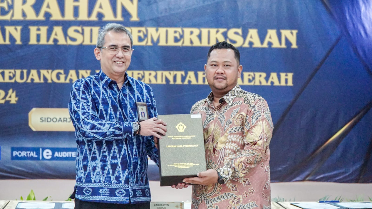 Bupati Gresik Fandi Akhmad Yani saat menerima WTP. (Foto: Pemkab Gresik/jatimnow.com)