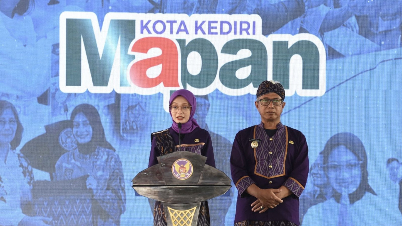 Mbak Vinanda dan Gus Qowim dalam peluncuran 100 Hari Kerja. (Foto: Pemkot Kediri/jatimnow.com)