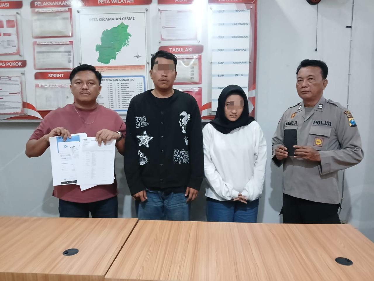 WRSW (27) dan suaminya FAW (27) saat diamankan petugas Kepolisian Sektor Cerme, Polres Gresik. (Foto: Humas Polres Gresik)