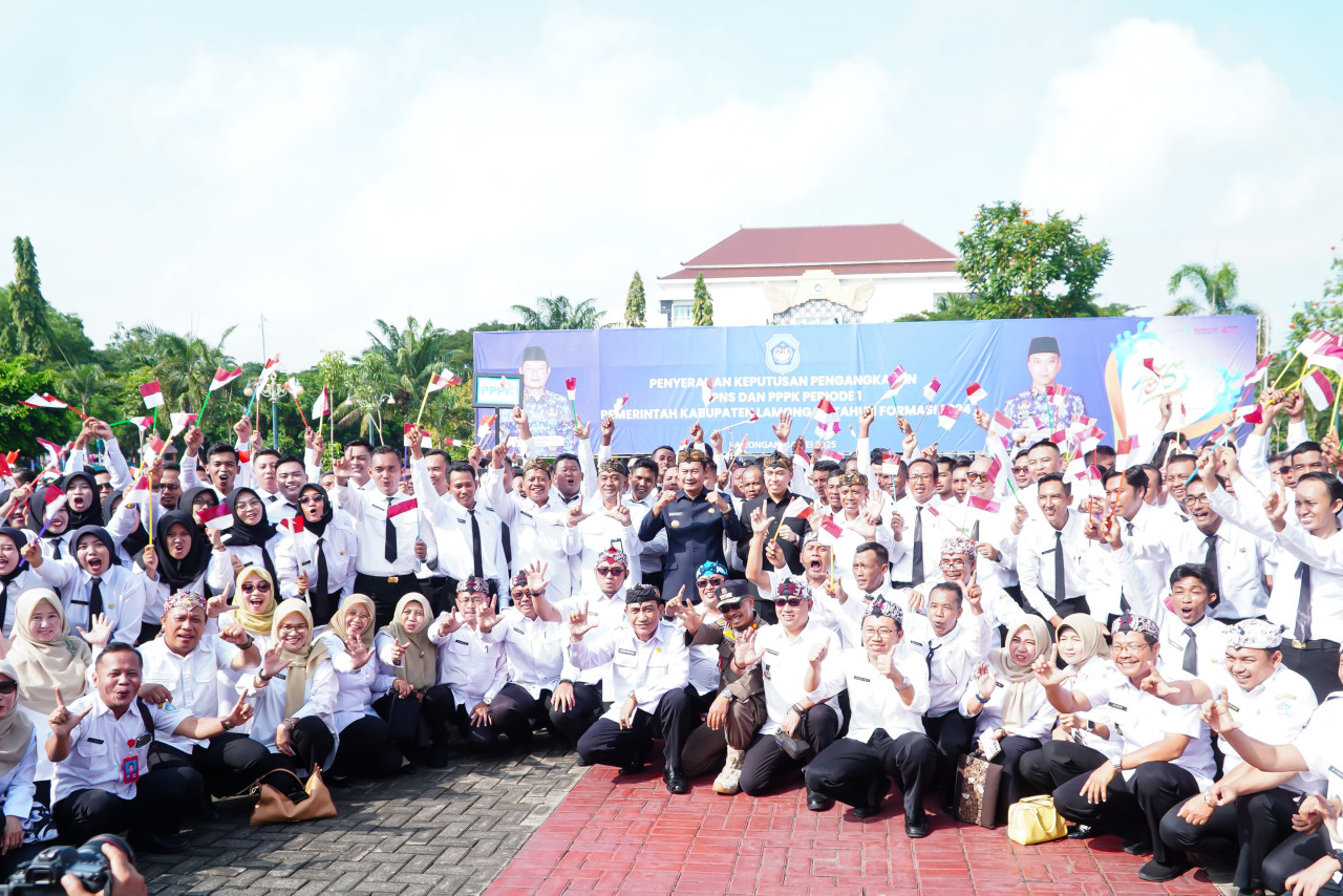 Keceriaan peserta penerima SK pengangkatan di Lamongan (foto: Adit/jatimnow.com)