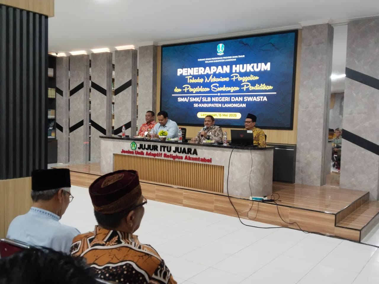 Pelaksanaan penerapan hukum soal mekanisme pengelolaan sumbangan pendidikan SMA/SMK Negeri se-Lamongan. (Foto: Adyad Ammy Iffansah/jatimnow.com)