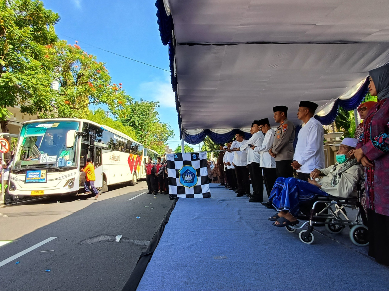 Pelepasan ribuan calon jamaah haji oleh Pemerintah Kabupaten Lamongan. (Foto : Adyad Ammy Iffansah/jatimnow.com)