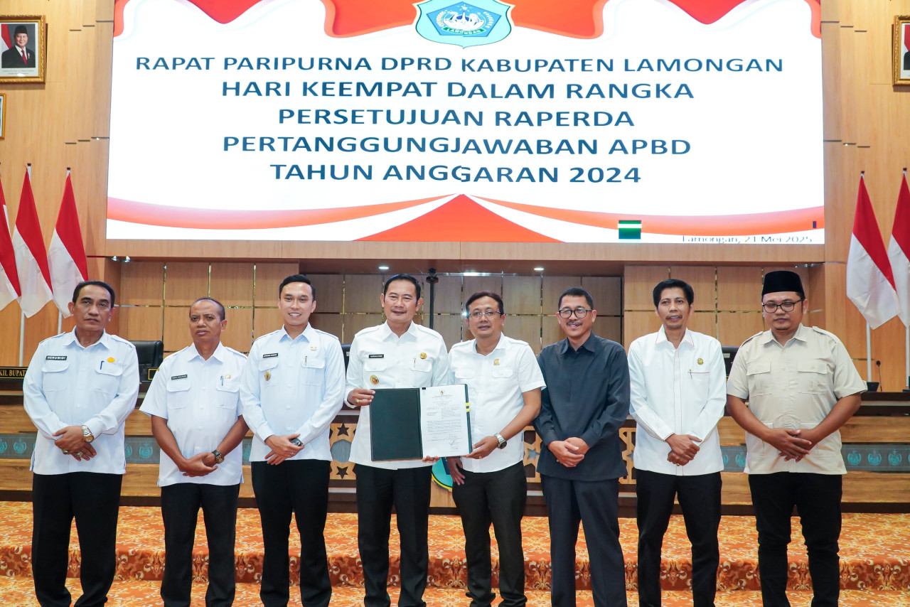 Raperda APBD Pemkab Lamongan 2024 di setujui DPRD (foto: Adit/jatimnow.com)