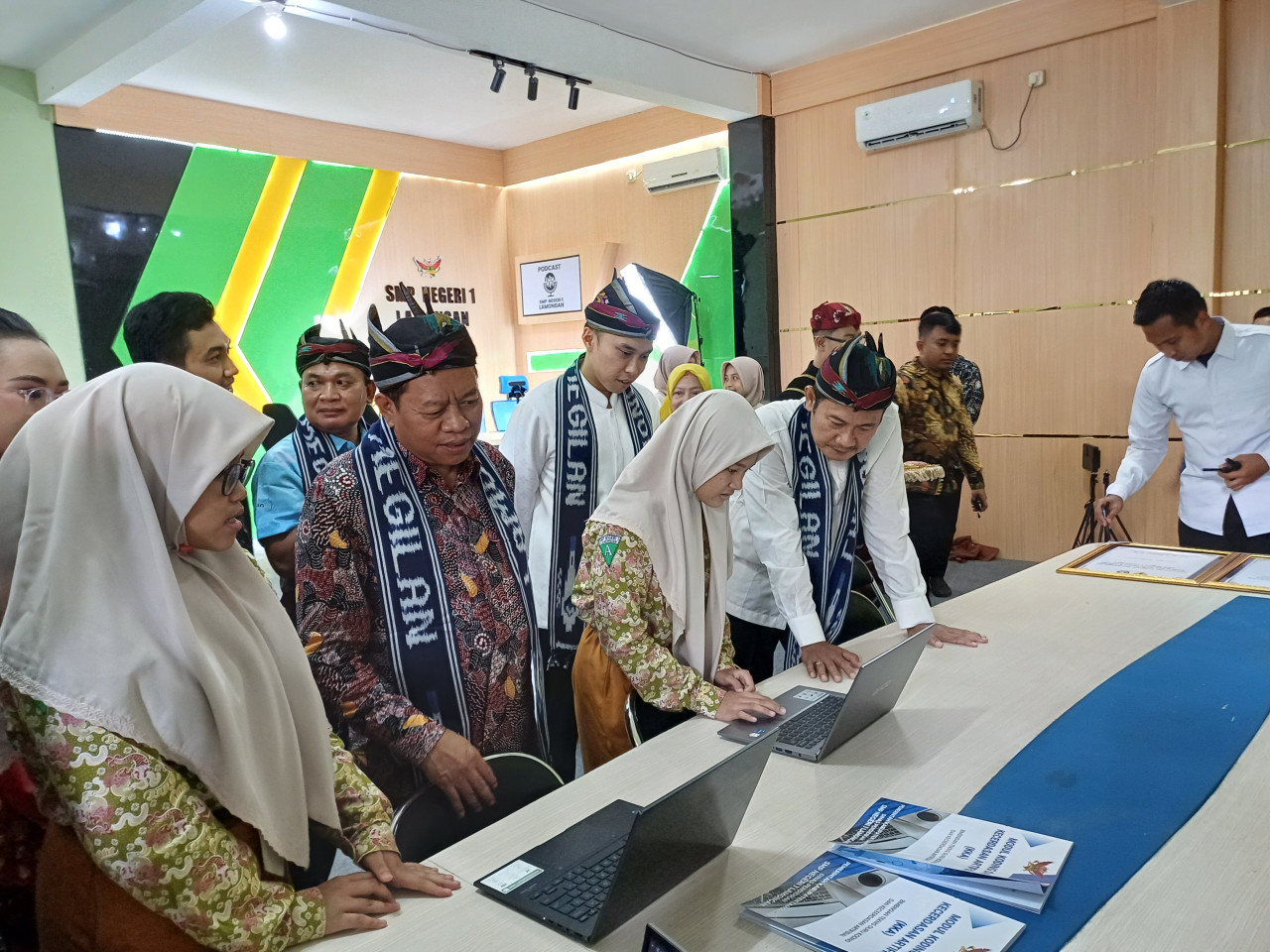 Kunjungan Staf Ahli Kementerian Pendidikan Dasar dan Menengah ke SMPN 1 Lamongan (Foto : Adyad Ammy Iffansah/jatimnow.com)