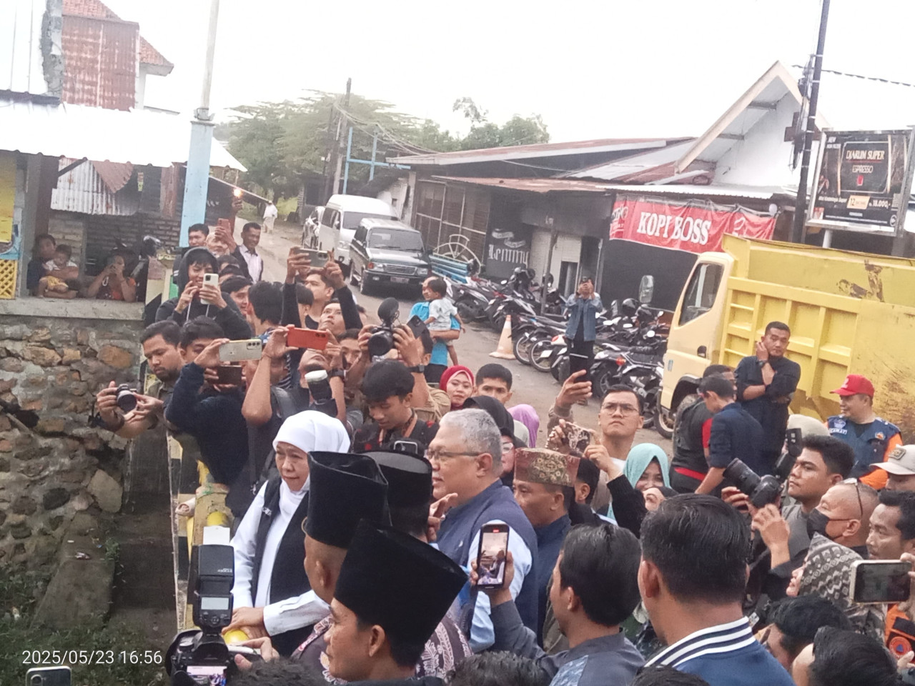 Gubernur Khofifah meninjau Kali Jombang di Pamekasan (foto: Fathor/jatimnow.com)