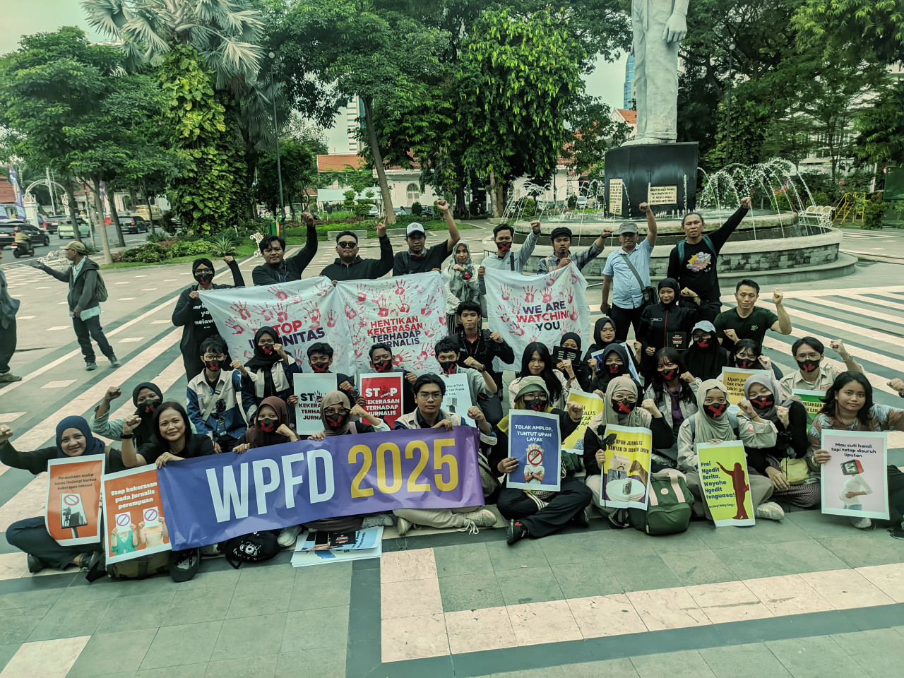 Para jurnalis di Surabaya saat menggelar aksi damai. (Foto: dok. FJPI for jatimnow.com)