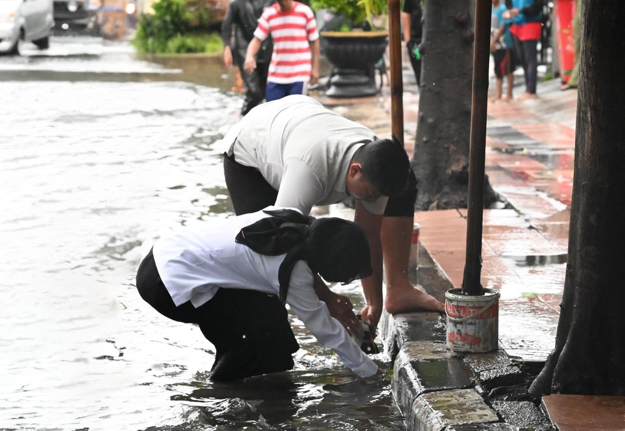 Mbak Vinanda saat meninjau banjir di Kota Kediri. (Foto: Yanuar Dedy/jatimnow.com)