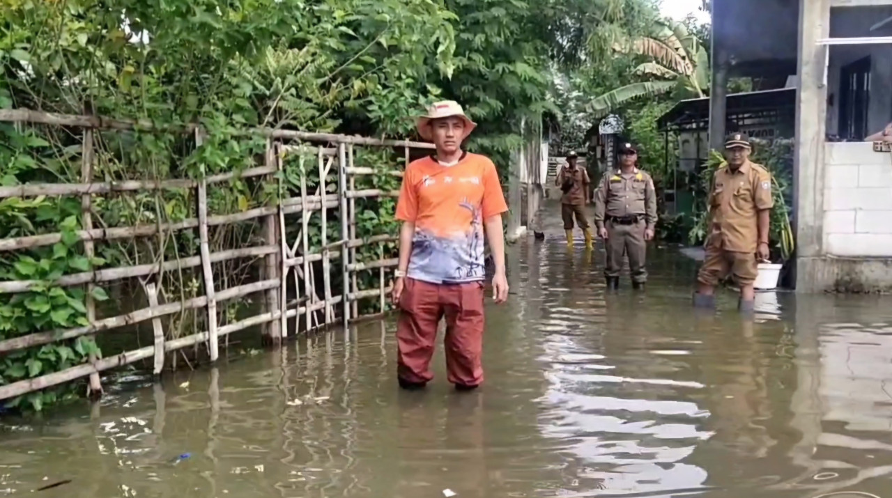 Banjir luapan bengawan solo merendam pemukiman warga. (Foto: Adyad Ammy Iffansah/jatimnow.com)