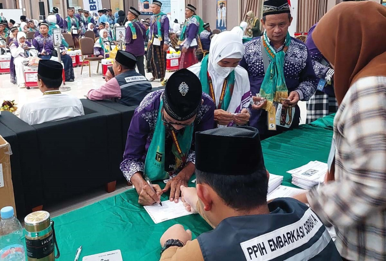 BRI Rajawali Surabaya Serahkan Living Cost Embarkasi Surabaya (Humas BRI Rajawali Surabaya for jatimnow)