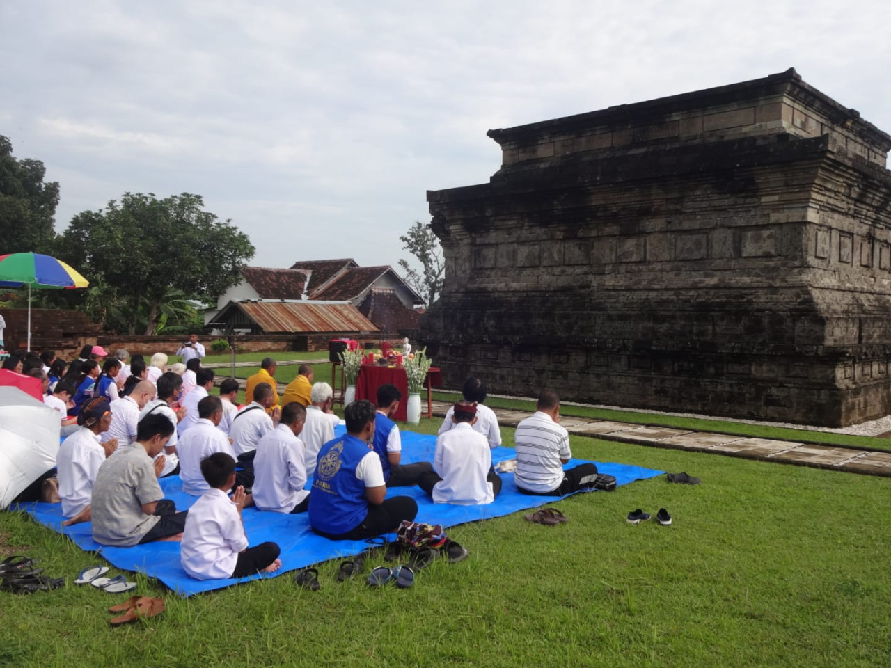 Umat Buddha Tulungagung Gelar Ritual Atthami Puja di Candi Sanggrahan