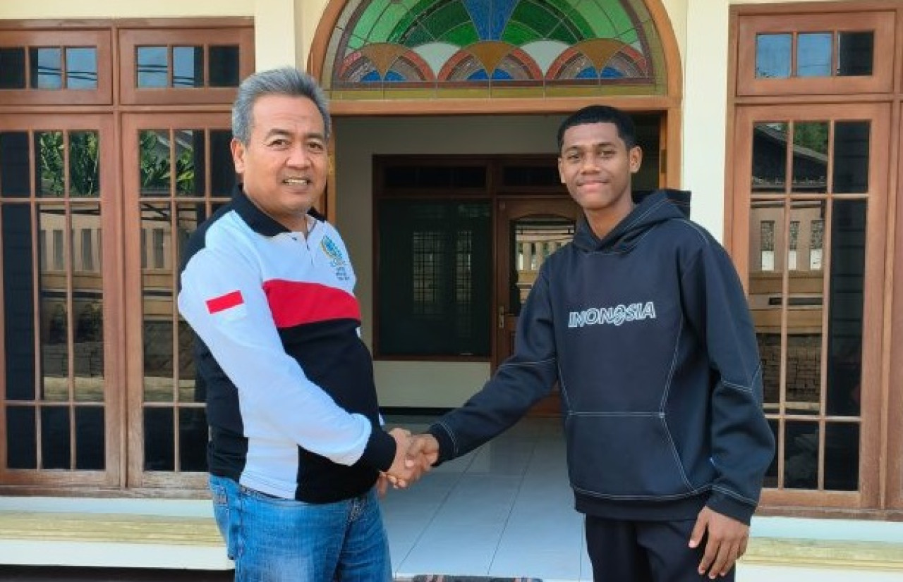 Anggota DPRD Jatim Budiono bersama Fadly Alberto. (Foto: Ono for jatimnnow.com)