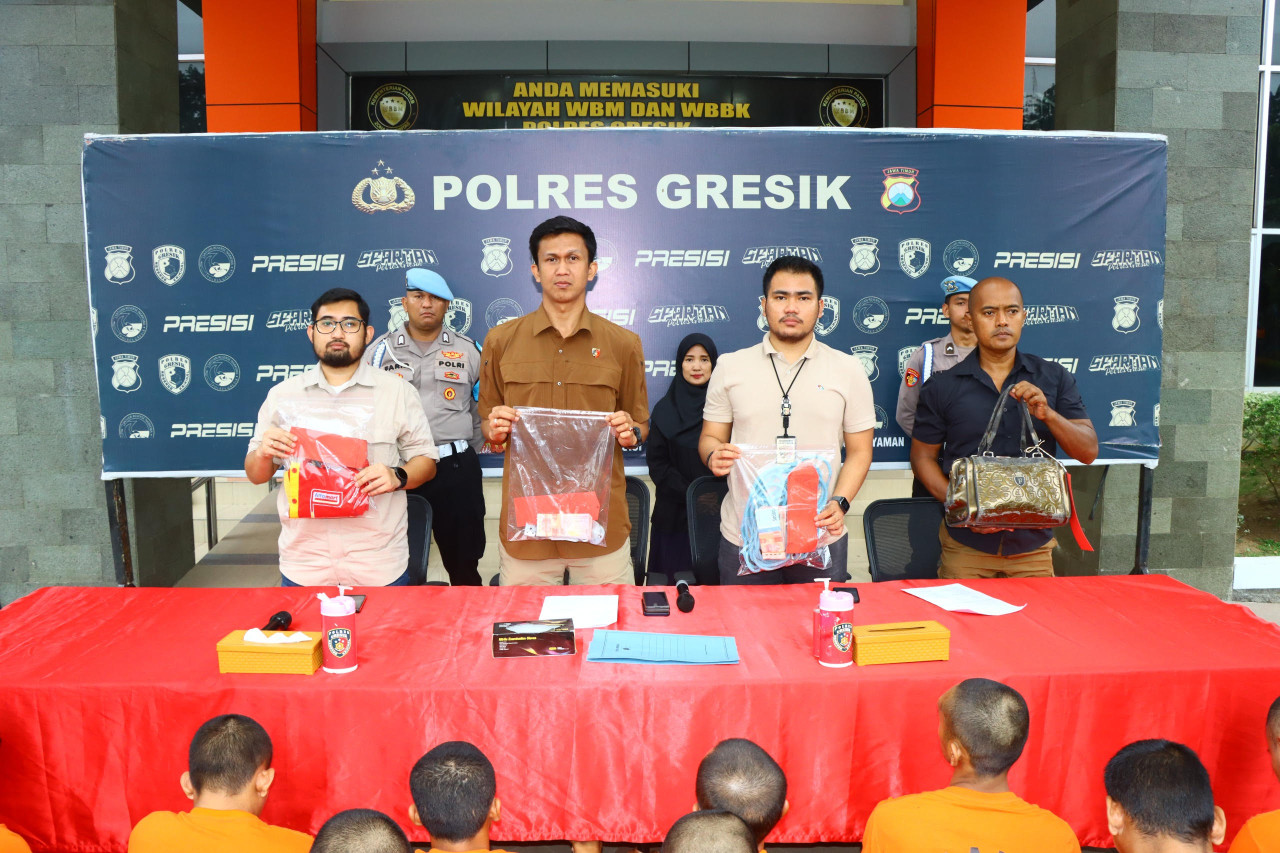 Kasat Reskrim Polres Gresik, AKP Abid Uais Al Qarni Aziz (dua dari kiri) saat memimpin konferensi pers. (Foto: Humas Polres Gresik for jatimnow.com)