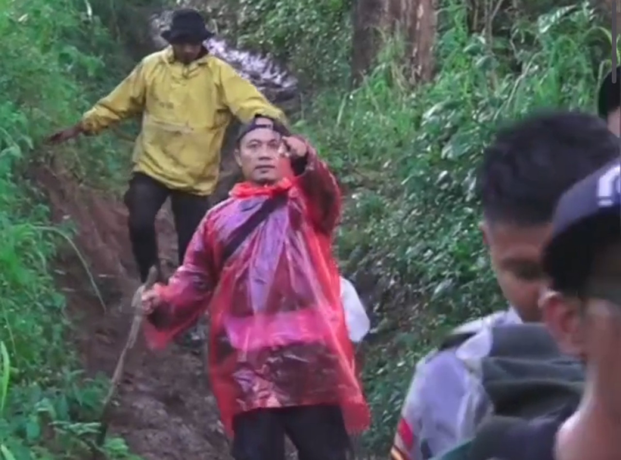 Oknum polisi yang melarang wartawan mengambil gambar (Foto: tangkapan layar video wartawan di lokasi for jatimnow.com))
