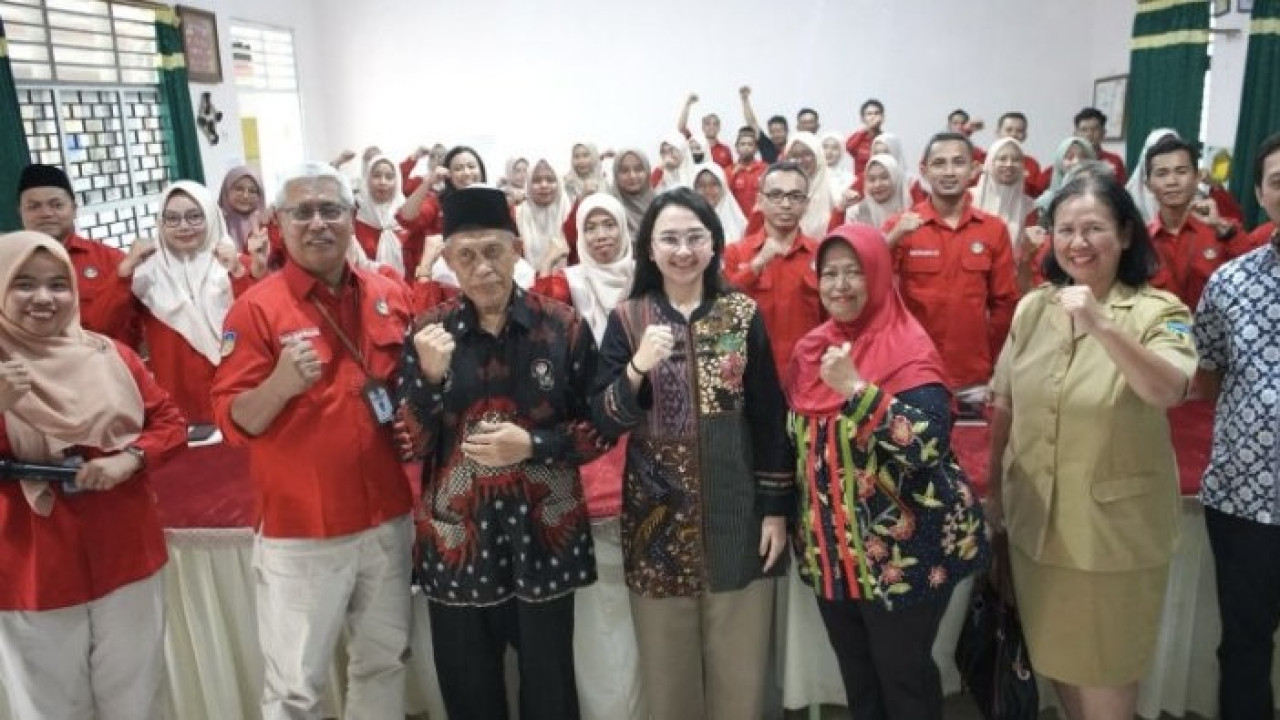 Mbak Cicha bersama guru SMA Dharma Wanita. (Foto: Pemkab Kediri/jatimnow.com)