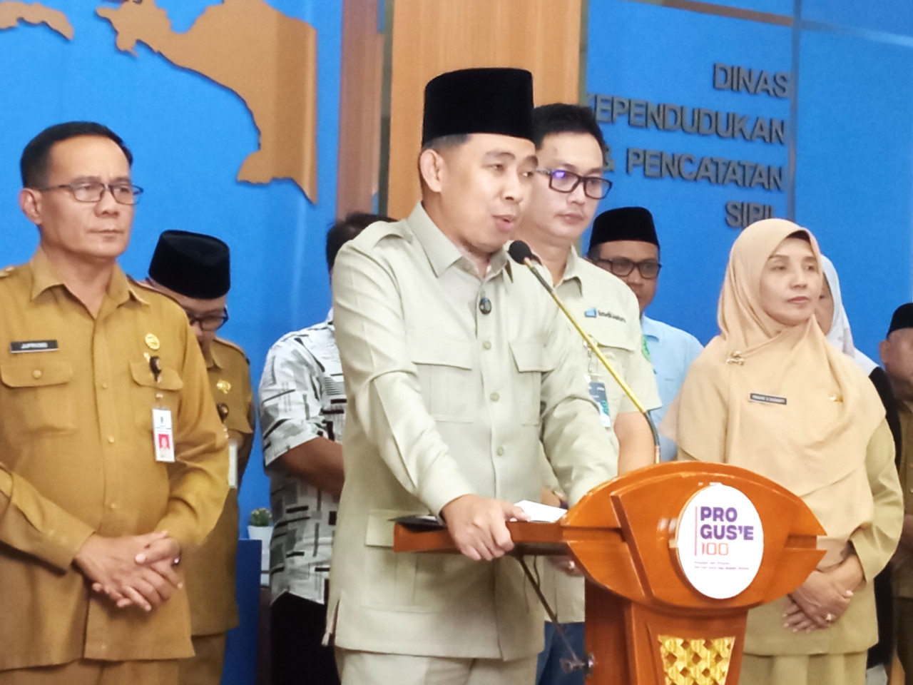 Bupati Gus Fawait saat press conference di Kantor Dispendukcapil Jember. (Foto: Sugianto/jatimnow.com)