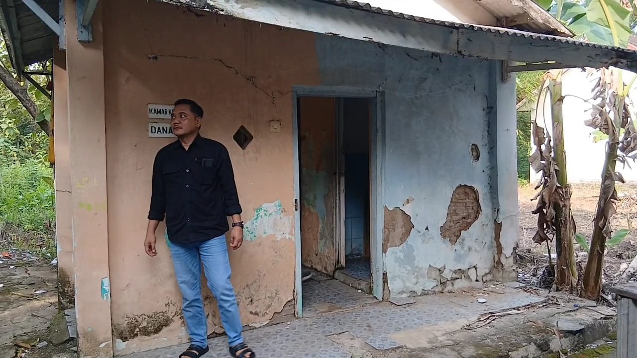 Potret prasarana sekolah yang rusak dan kumuh di SD Kebangbahu 2 Lamongan. (Foto: Adyad Ammy Iffansah/jatimnow.com)