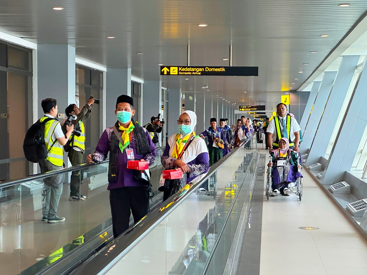 Keberangkatan jamaah haji kloter pertama 1446 H / 2025 embarkasi Jawa Timur di Bandar Udara Internasional Juanda. (Foto: Ahaddiini HM/jatimnow.com)